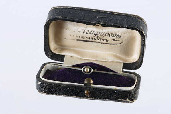 Брошь-заколка для галстука из белого металла содержит вставку из жемчужины